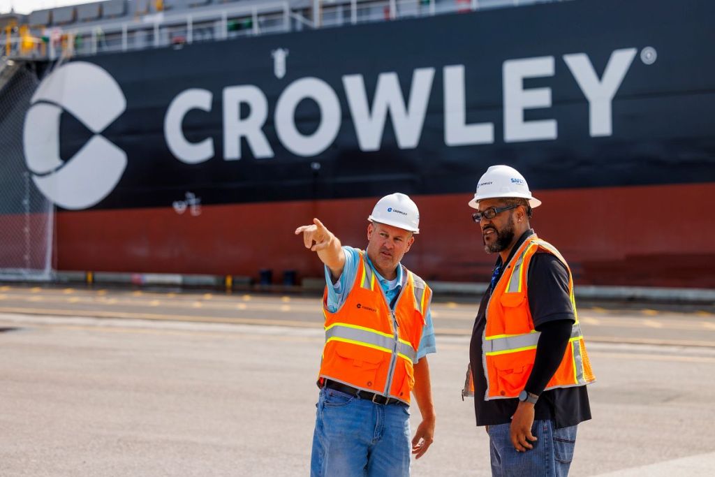 Personal de Crowley en puerto, coordinando envíos con atención y profesionalismo.