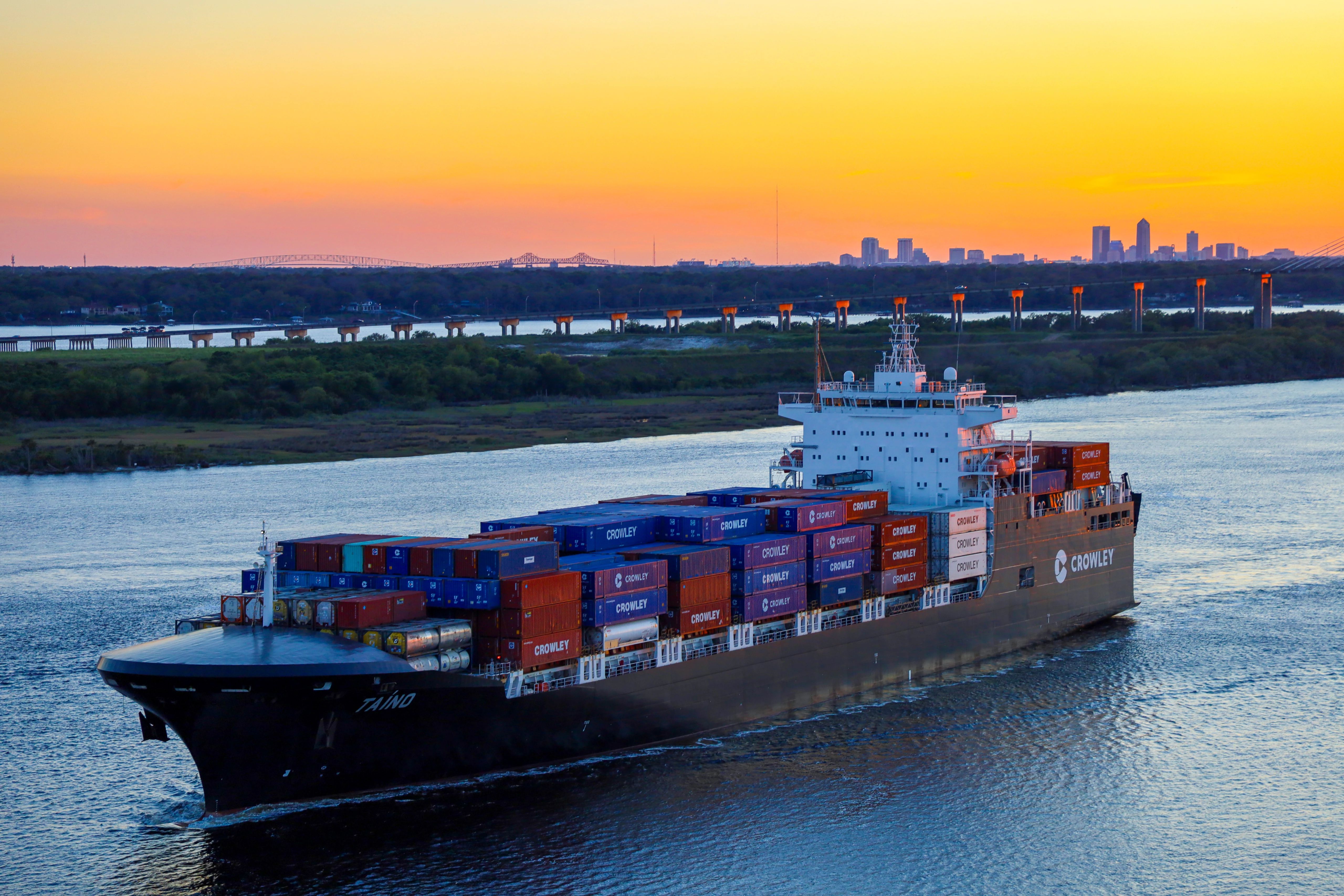Buque Taino de Crowley navegando al atardecer frente a Jacksonville, Florida.