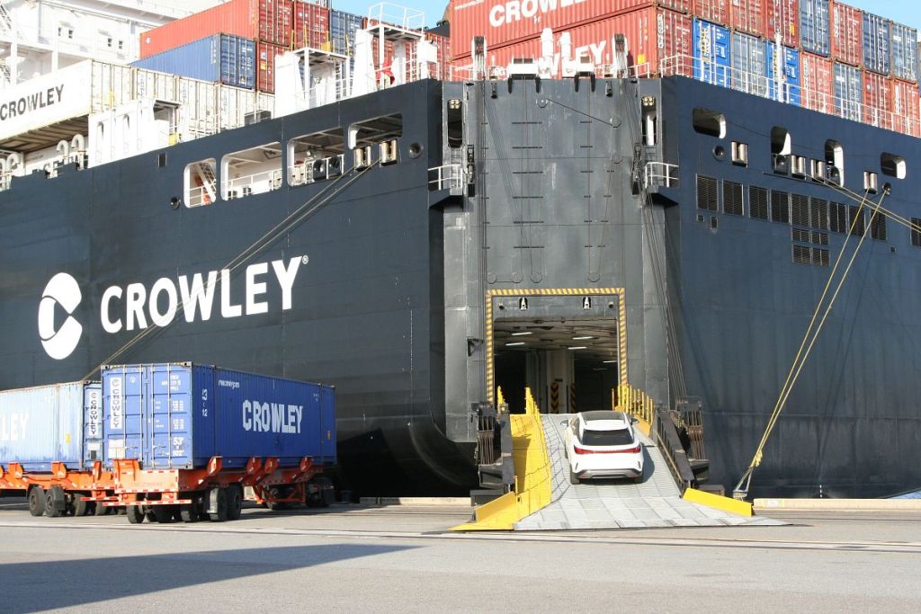 Carro siendo cargado en un buque de Crowley para envío entre Puerto Rico y Estados Unidos.