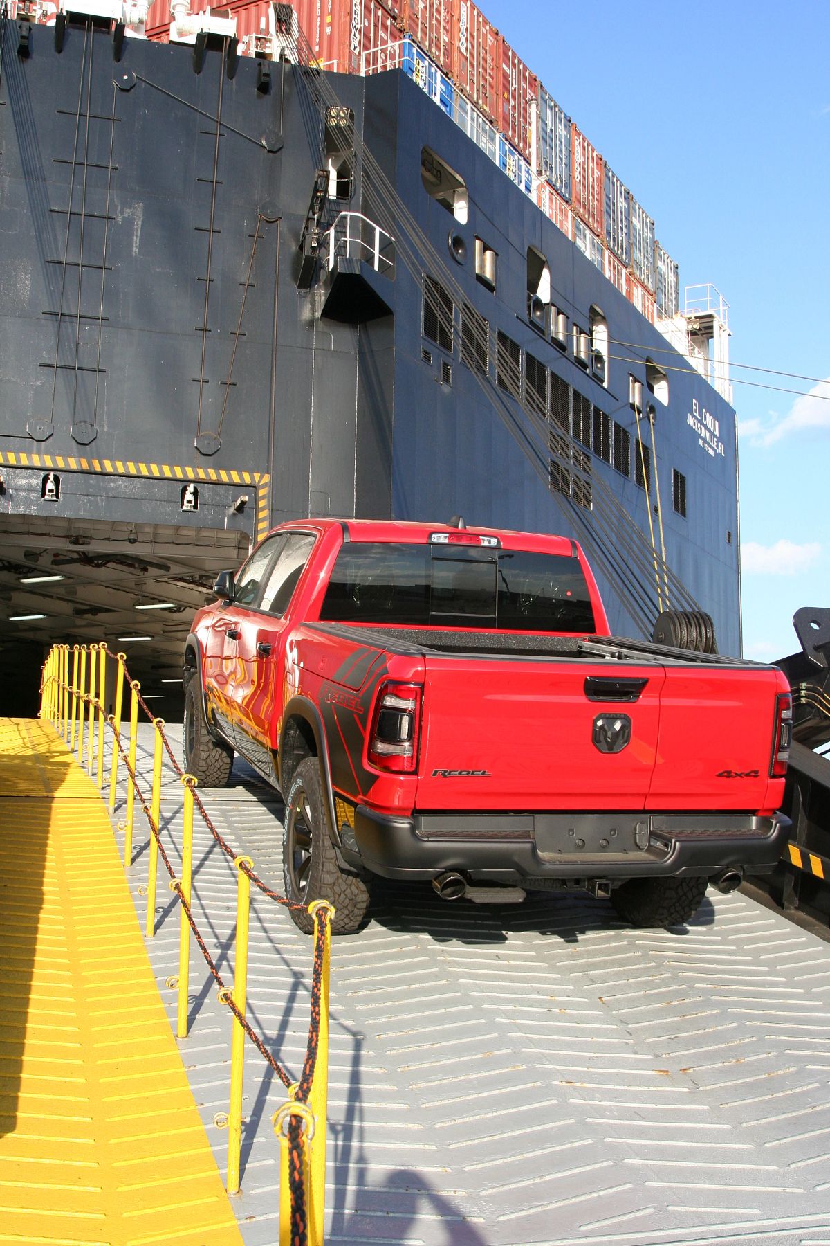 Camioneta cargada en un buque de Crowley para envío entre Puerto Rico y Estados Unidos.