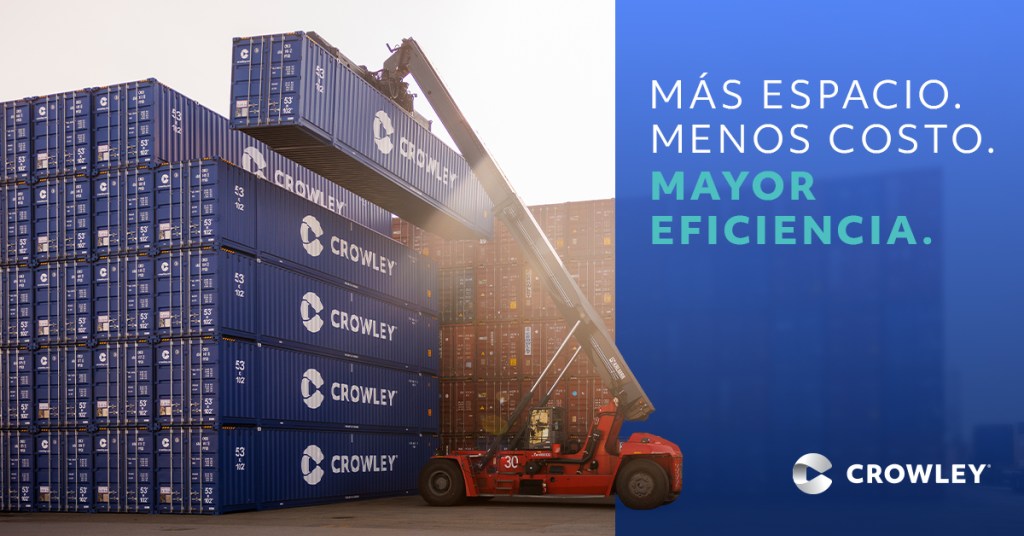 Contenedores de Crowley apilados mientras una grúa portuaria levanta un contenedor en una terminal, destacando eficiencia y optimización de espacio.