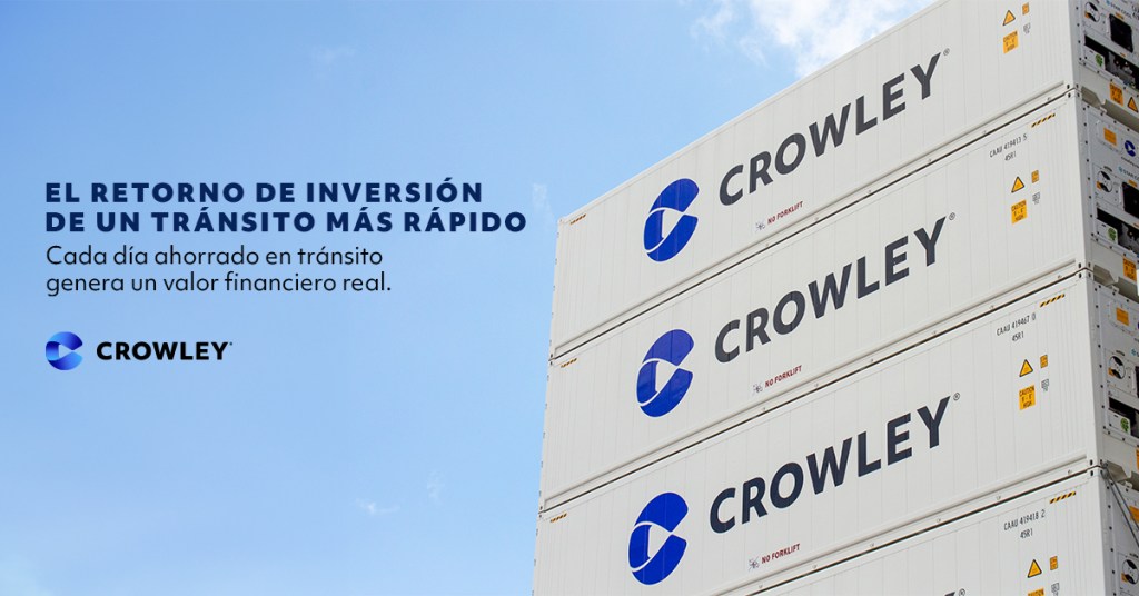 Contenedores de Crowley apilados contra el cielo, ilustrando el valor financiero de un tránsito más rápido.